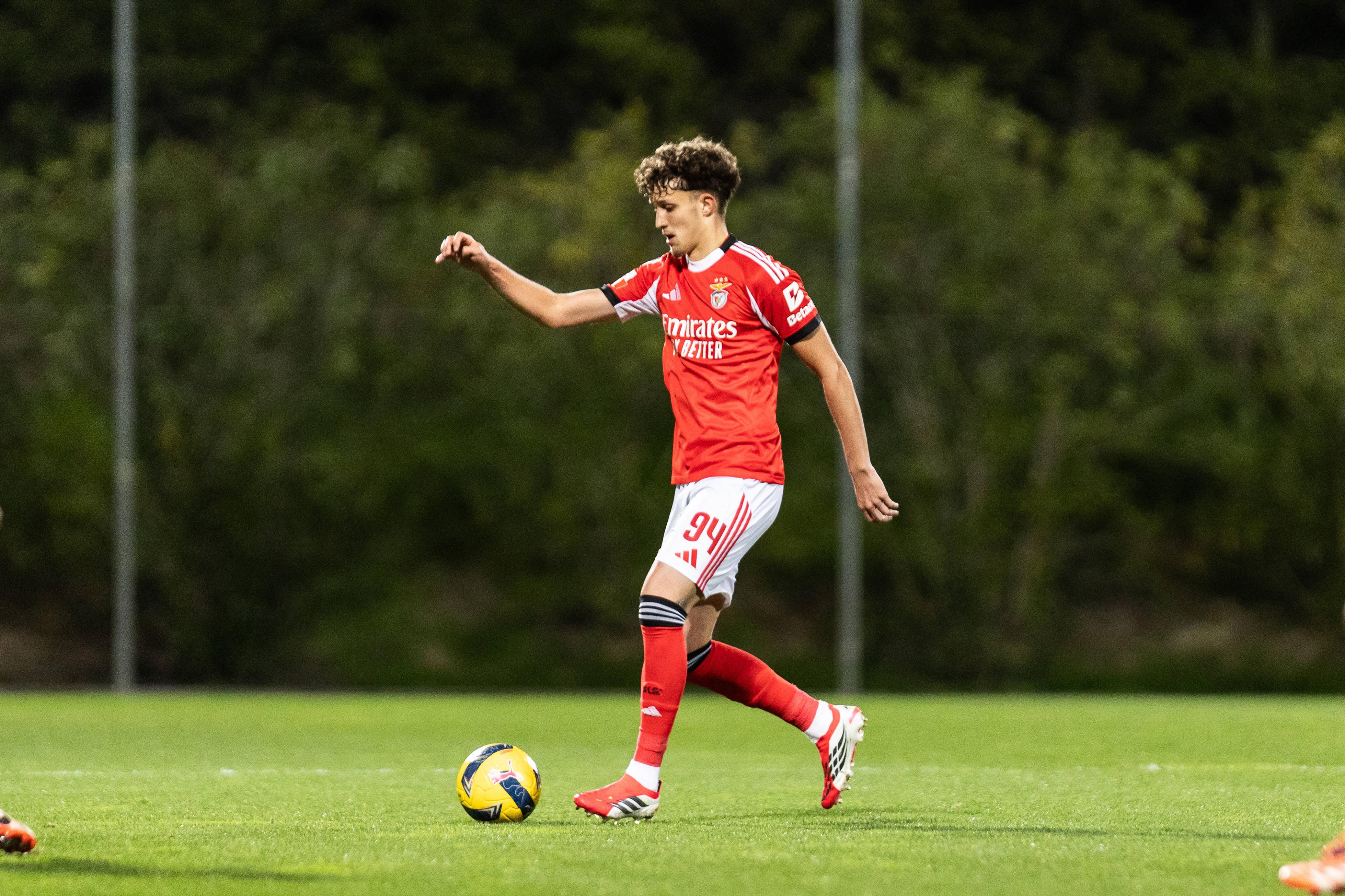 Rui Silva. Defesa-central de 19 anos. Chamado por Marco Silva para os trabalhos de pré-época. Na época passada, fez 20 jogos na Segunda Liga e mais 10 na Youth League