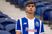 Salvador Oliveira assinou contrato profissional - Foto: FC PORTO