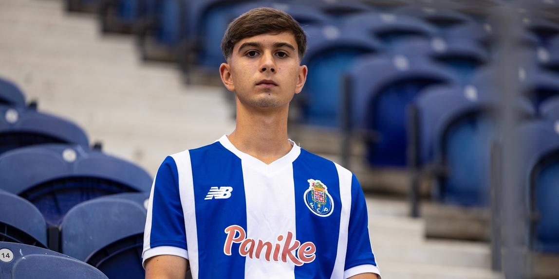 Salvador Oliveira assinou contrato profissional - Foto: FC PORTO