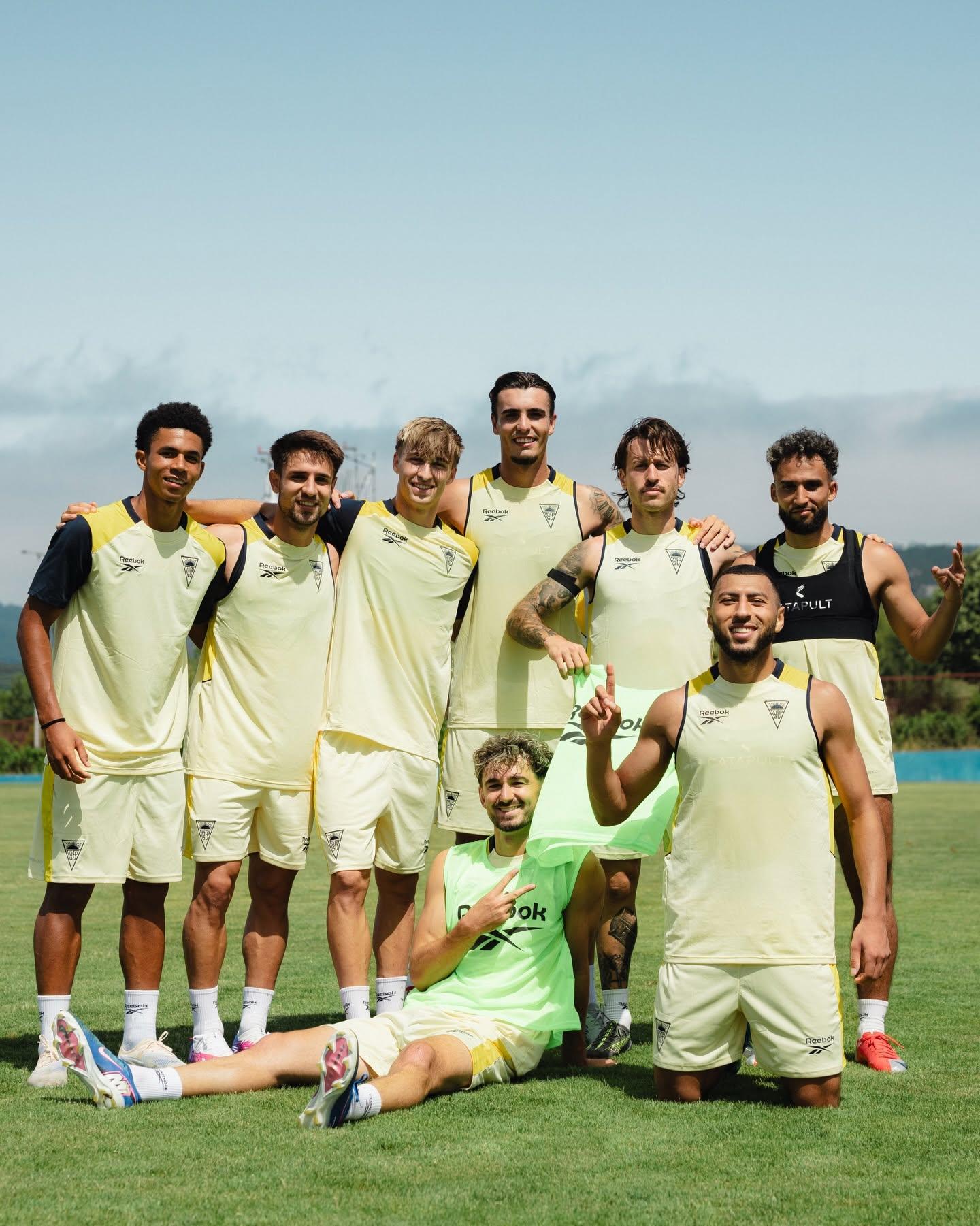 Equipa vencedora no jogo de treino conjunto - Foto: Facebook/Estoril SAD