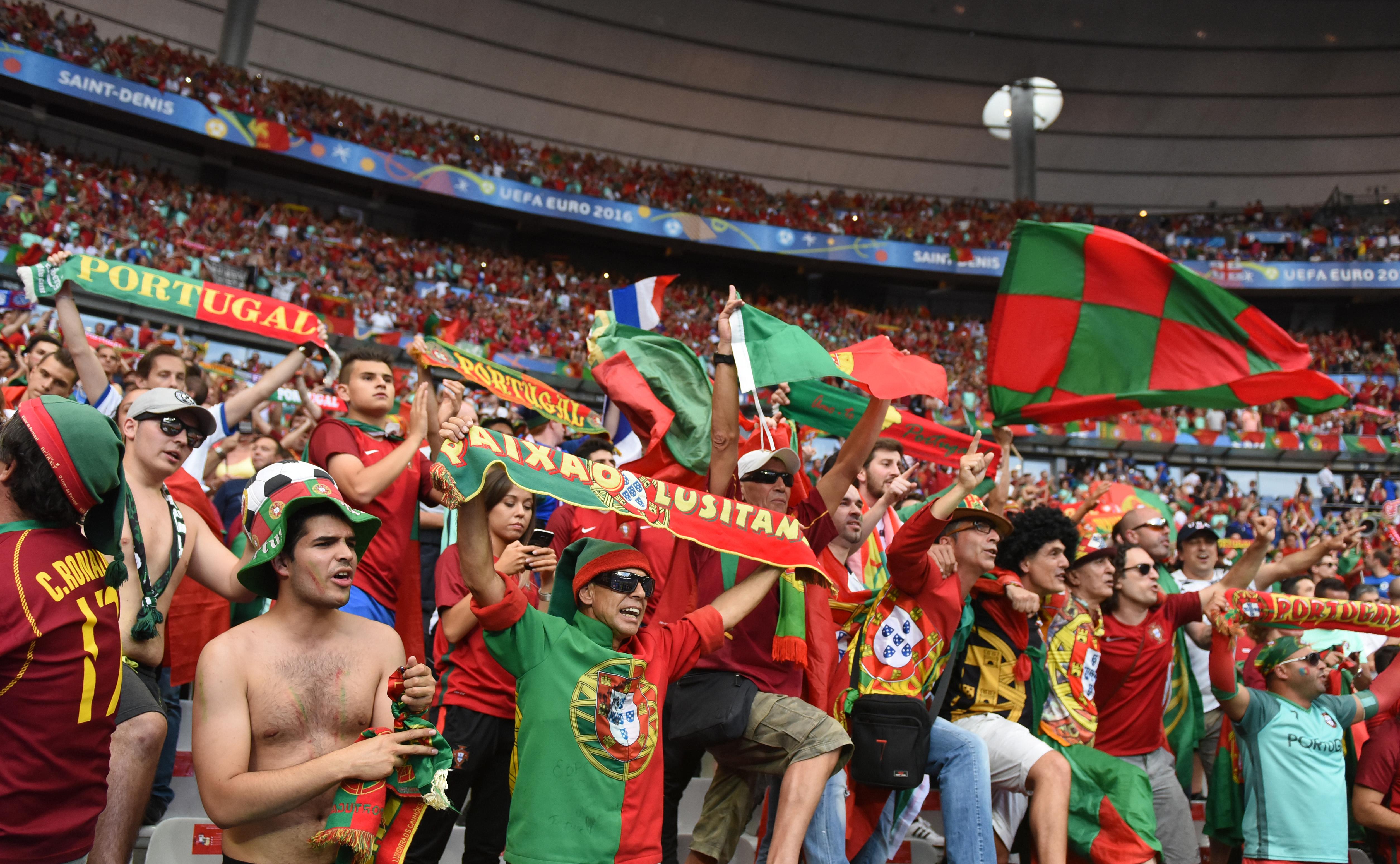 Adeptos portugueses nas bancadas do Stade de France (foto: Miguel Nunes)