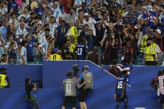 O abraço de Sidny à namorada - Foto: IMAGO
