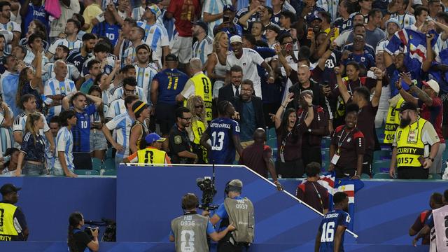 O abraço de Sidny à namorada - Foto: IMAGO