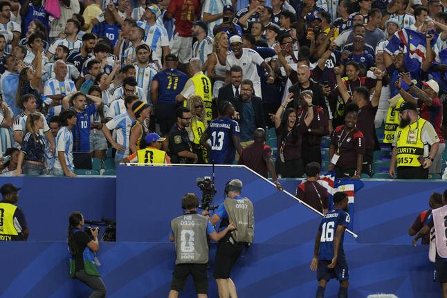 O abraço de Sidny à namorada - Foto: IMAGO
