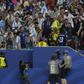 O abraço de Sidny à namorada - Foto: IMAGO