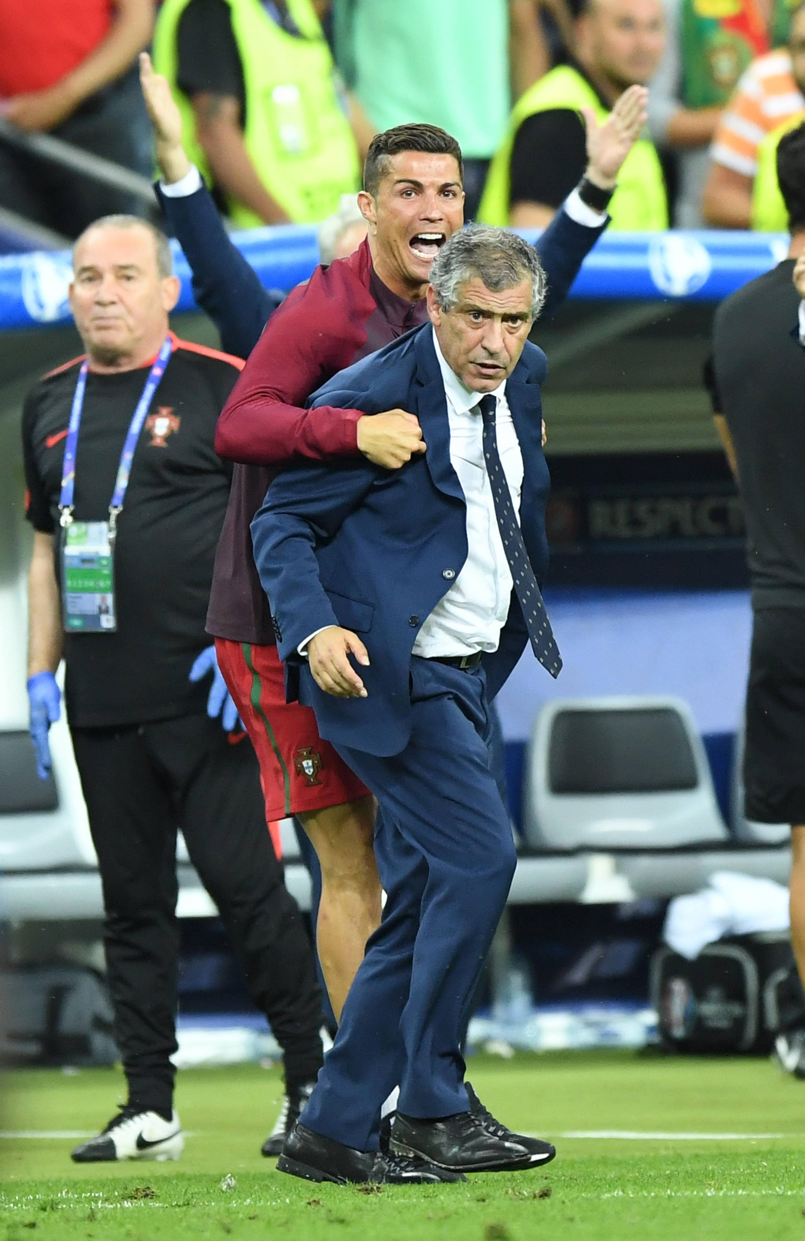 Cristiano Ronaldo às cavalitas de Fernando Santos nos instantes finais do jogo (foto: IMAGO)