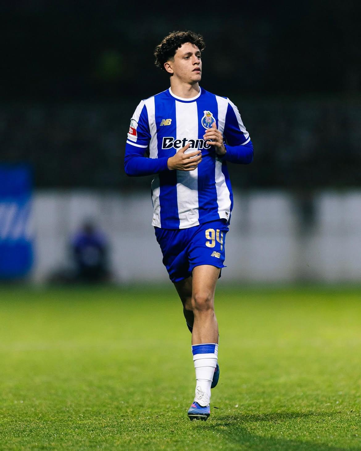 Martim Chelmik. Campeão europeu e mundial de sub-17 por Portugal. Defesa-central nascido em 2008. Estreou-se nos bês do FC Porto na época passada - Foto: Martim Chelmik