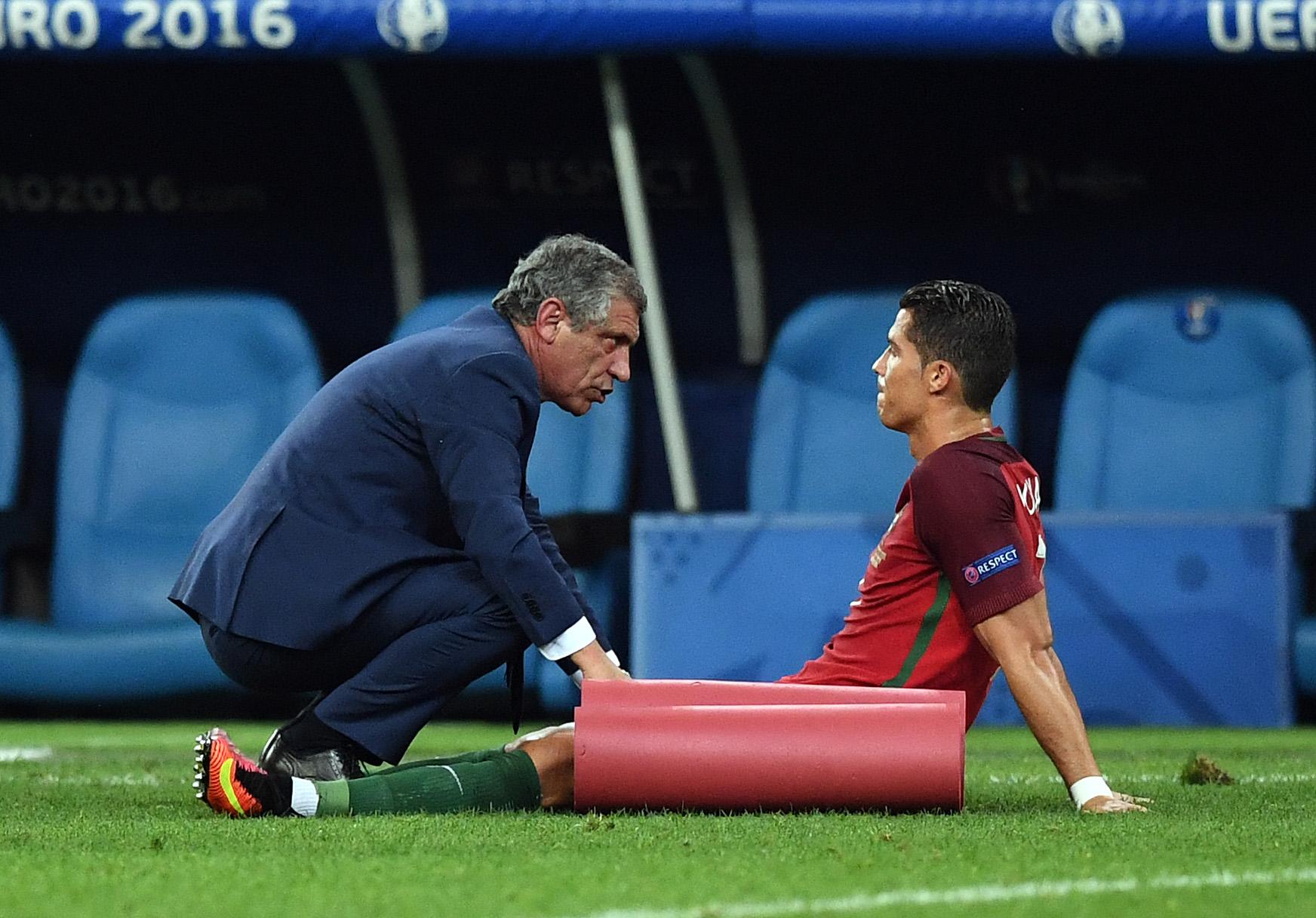 Fernando Santos conforta Cristiano Ronaldo após a lesão (foto: Miguel Nunes)