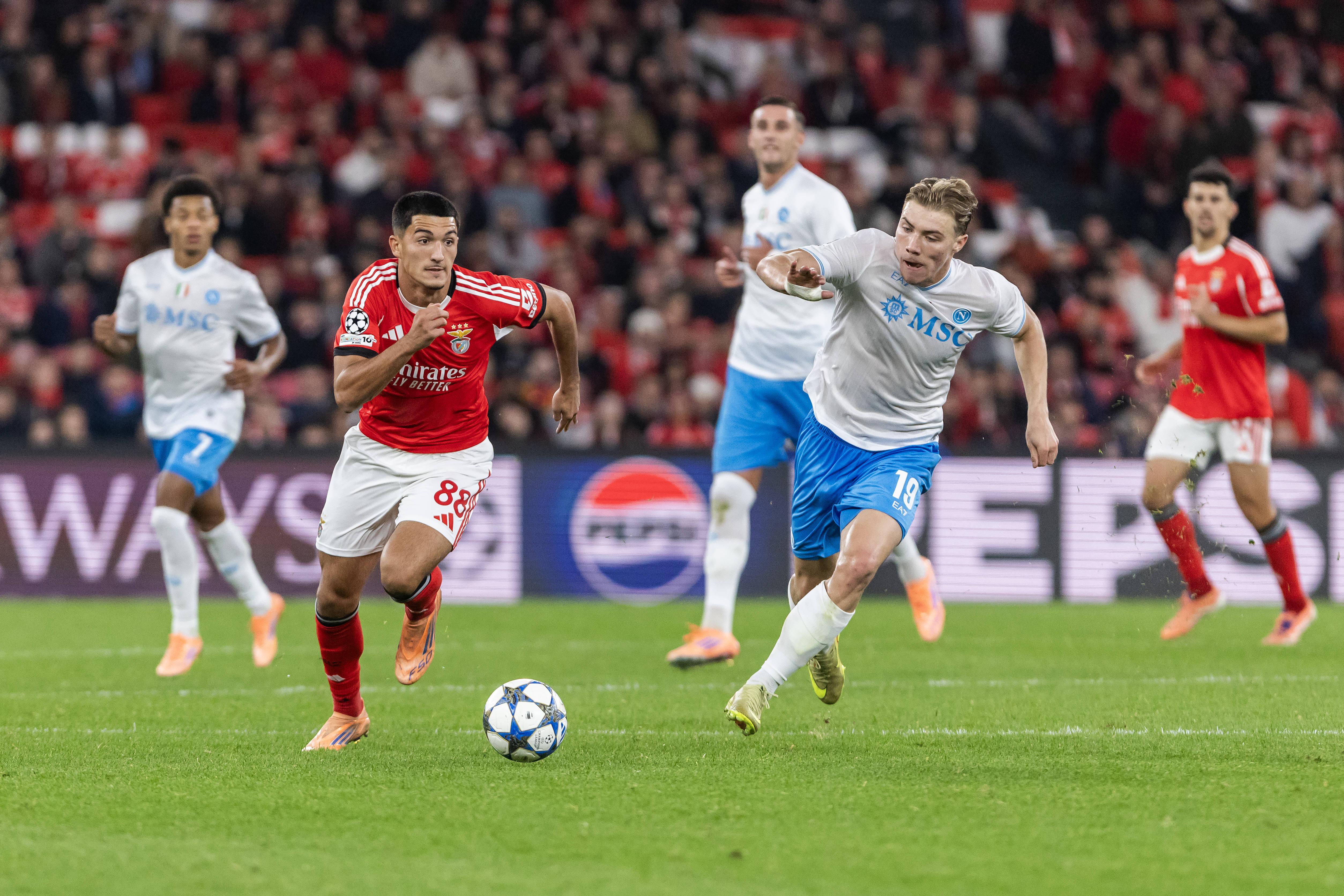 Tiago Freitas. Médio de 19 anos. Lançado por Mourinho na equipa A do Benfica na vitória frente ao Nápoles, para a Champions, na época passada. Foi utilizado sobretudo na equipa B