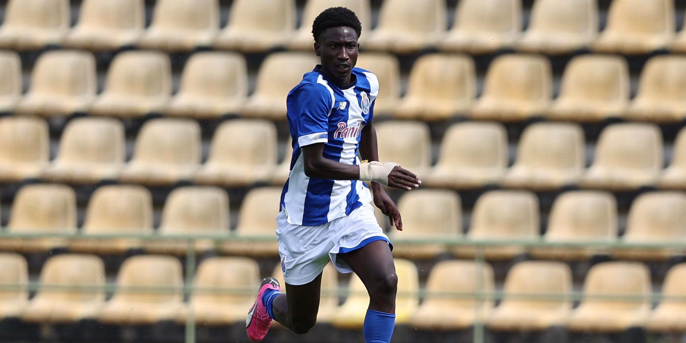 Abdu Cassamá estreou-se no FC Porto B na época passada aos 15 anos, ficando apenas atrás do registo de... Rodrigo Mora. Extremo, que tem dupla nacionalidade (Guiné-Bissau), nasceu em 2010 - Foto: FC Porto