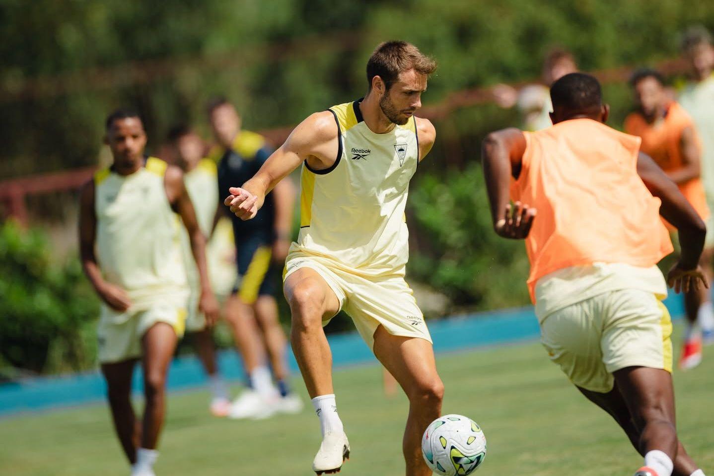 Ferro com bola no treino desta quinta-feira, na Amoreira - Foto: Facebook/ Estoril SAD