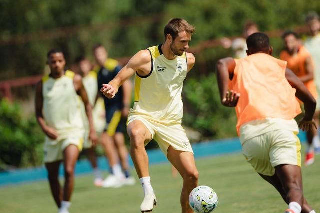 Ferro com bola no treino desta quinta-feira, na Amoreira - Foto: Facebook/ Estoril SAD