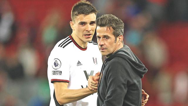 João Palhinha e Marco Silva coincidiram duas épocas no Fulham e criaram forte ligação — Foto: IMAGO