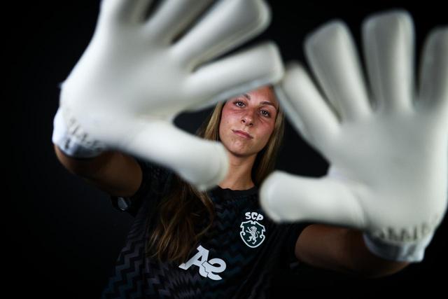 Cassie Coster assina pelas leoas - Foto: Sporting