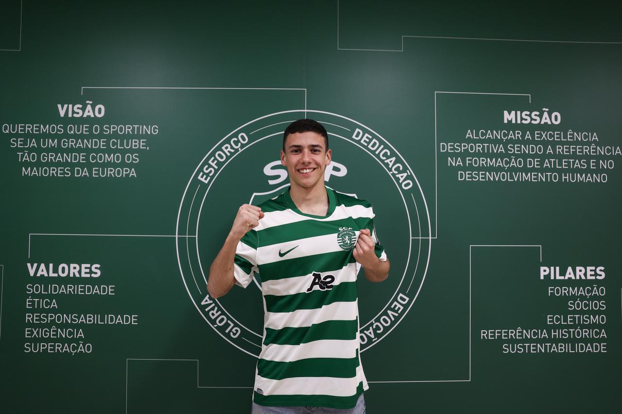 Duarte Tomás. Filho de Marinho (ex-Académica). Extremo de 17 anos. Na época passada, representou vários escalões no Sporting: sub-17, sub-19 e sub-23. Assinou contrato profissional em abril - Foto: Sporting