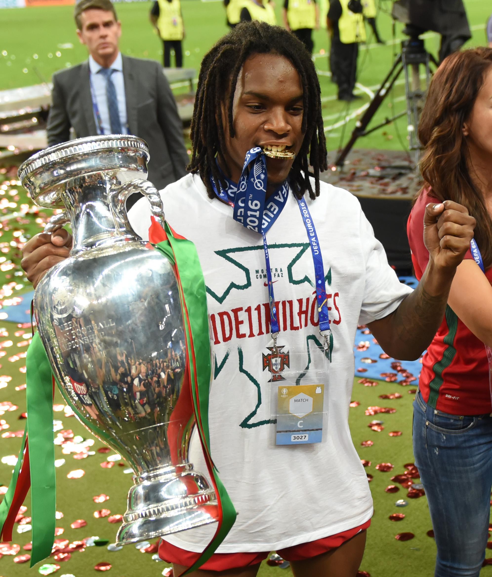 Renato Sanches, o mais jovem do grupo, com o troféu na mão (foto: Miguel Nunes)