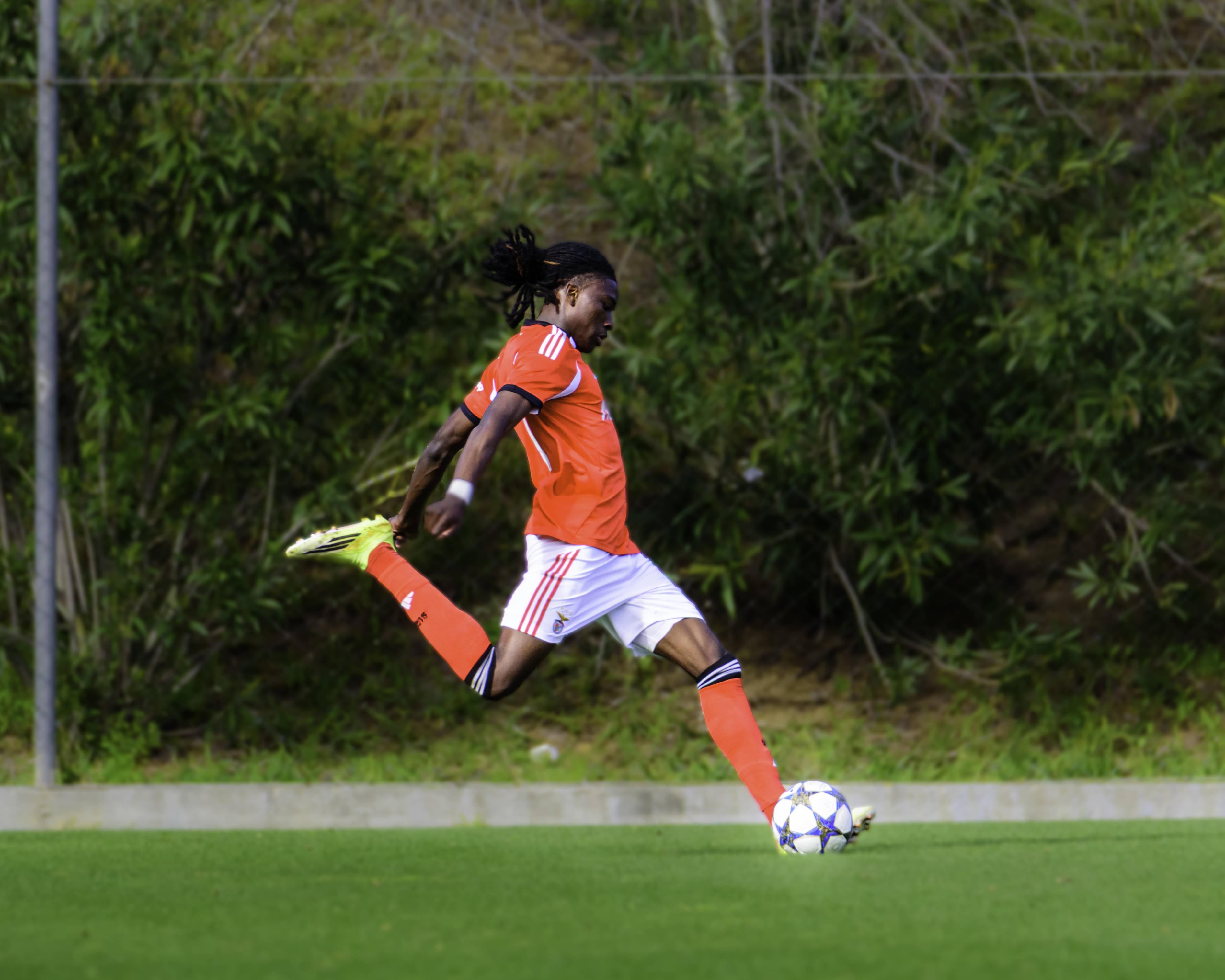 Jaden Umeh. Extremo de 18 anos e internacional A pela República da Irlanda. Chamado por Marco Silva para a pré-época do Benfica