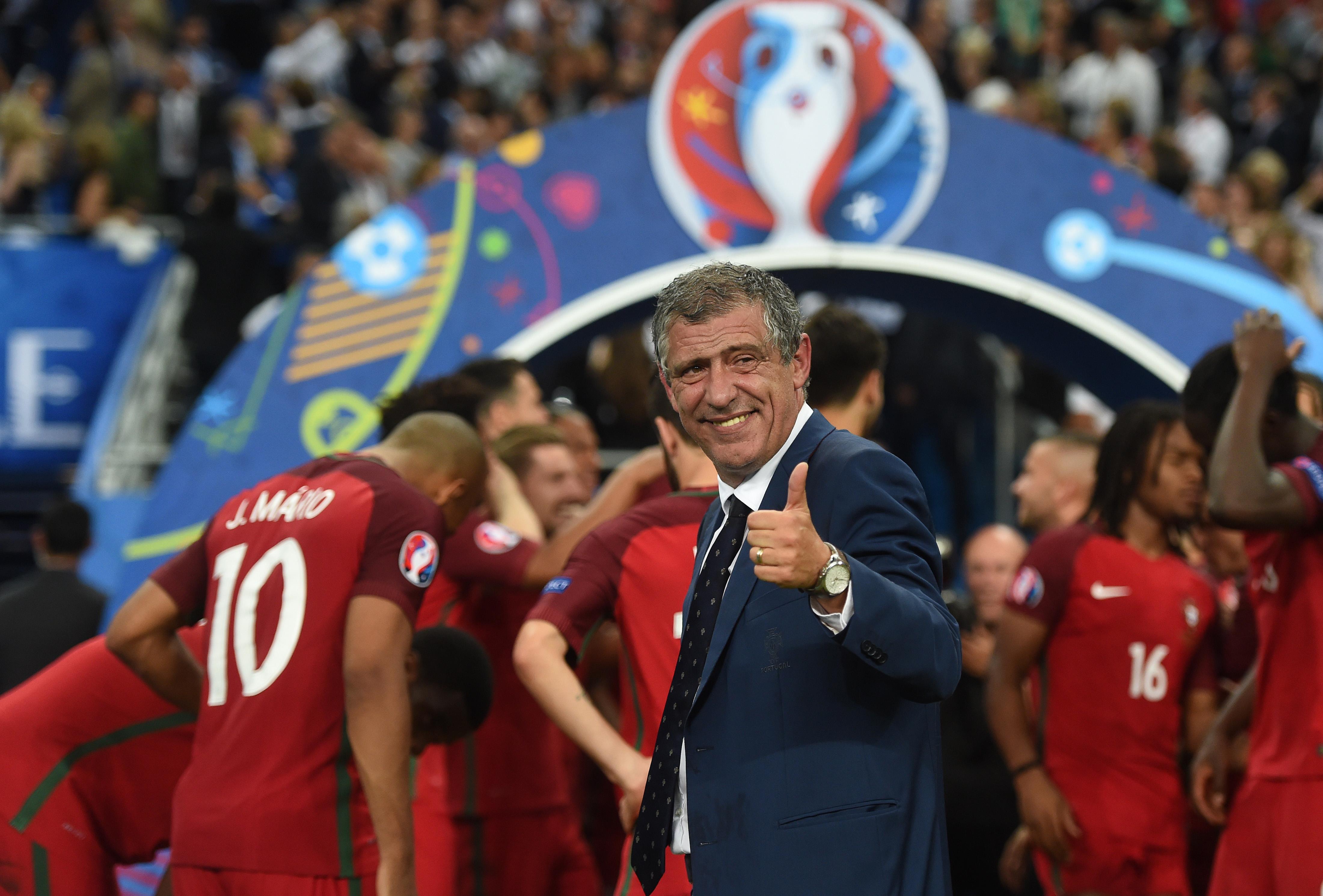 O sorriso de Fernando Santos, que cumpriu a promessa de voltar a casa apenas no dia 11 de julho (foto: Miguel Nunes)