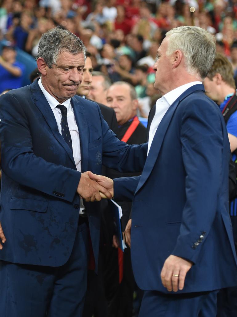 O cumprimento entre Fernando Santos e Didier Deschamps (foto: Miguel Nunes)