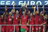 Portugal ergue a taça de campeão europeu em 2016 (foto: Miguel Nunes)
