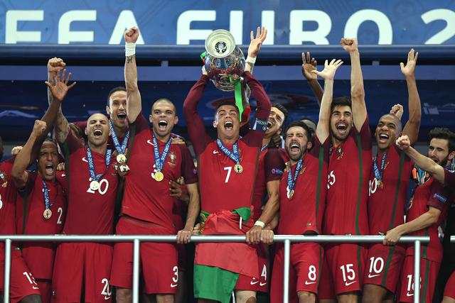 Portugal ergue a taça de campeão europeu em 2016 (foto: Miguel Nunes)