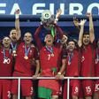 Portugal ergue a taça de campeão europeu em 2016 (foto: Miguel Nunes)