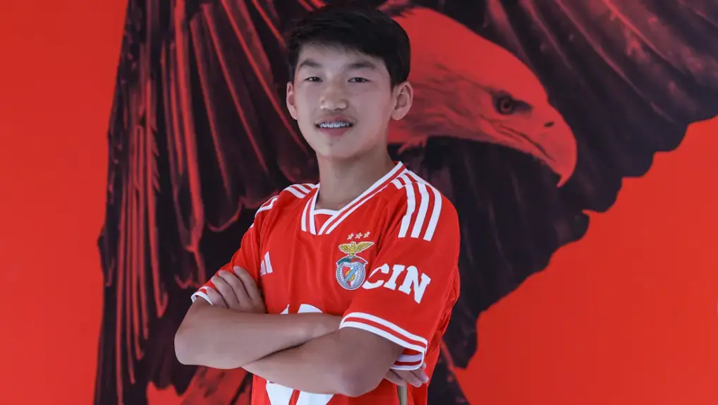 Francisco Wang. Médio de apenas 16 anos. Foi utilizado nos sub-17 na época passada - Foto: Benfica