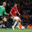 Gabriel Muresan em ação pelo Cluj contra Ryan Giggs, do Manchester United, em 2012