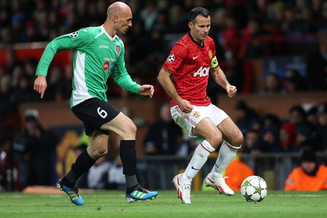 Gabriel Muresan em ação pelo Cluj contra Ryan Giggs, do Manchester United, em 2012