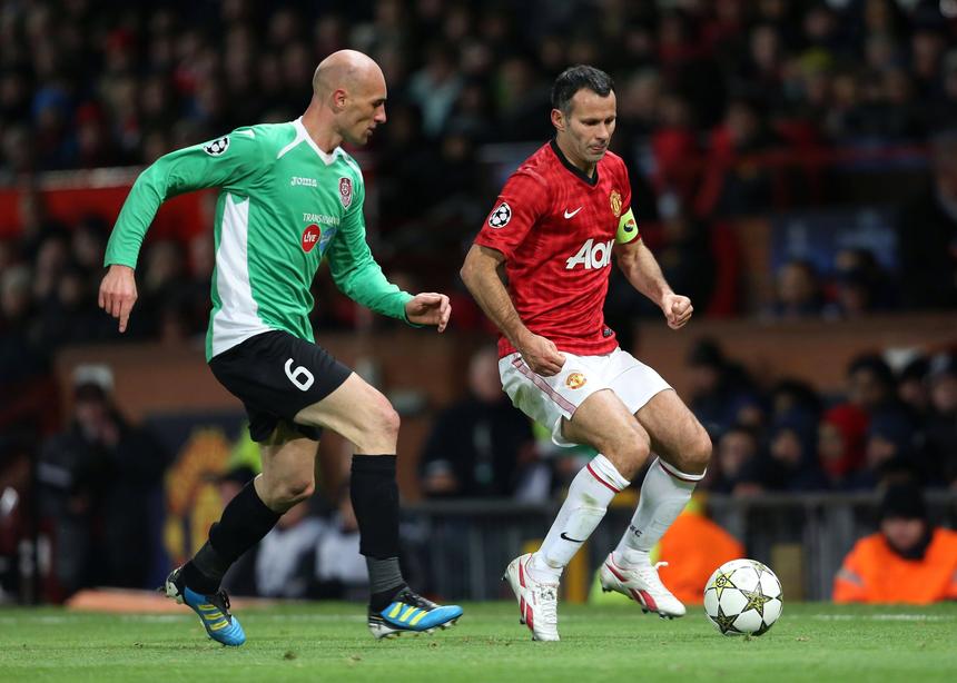 Gabriel Muresan em ação pelo Cluj contra Ryan Giggs, do Manchester United, em 2012