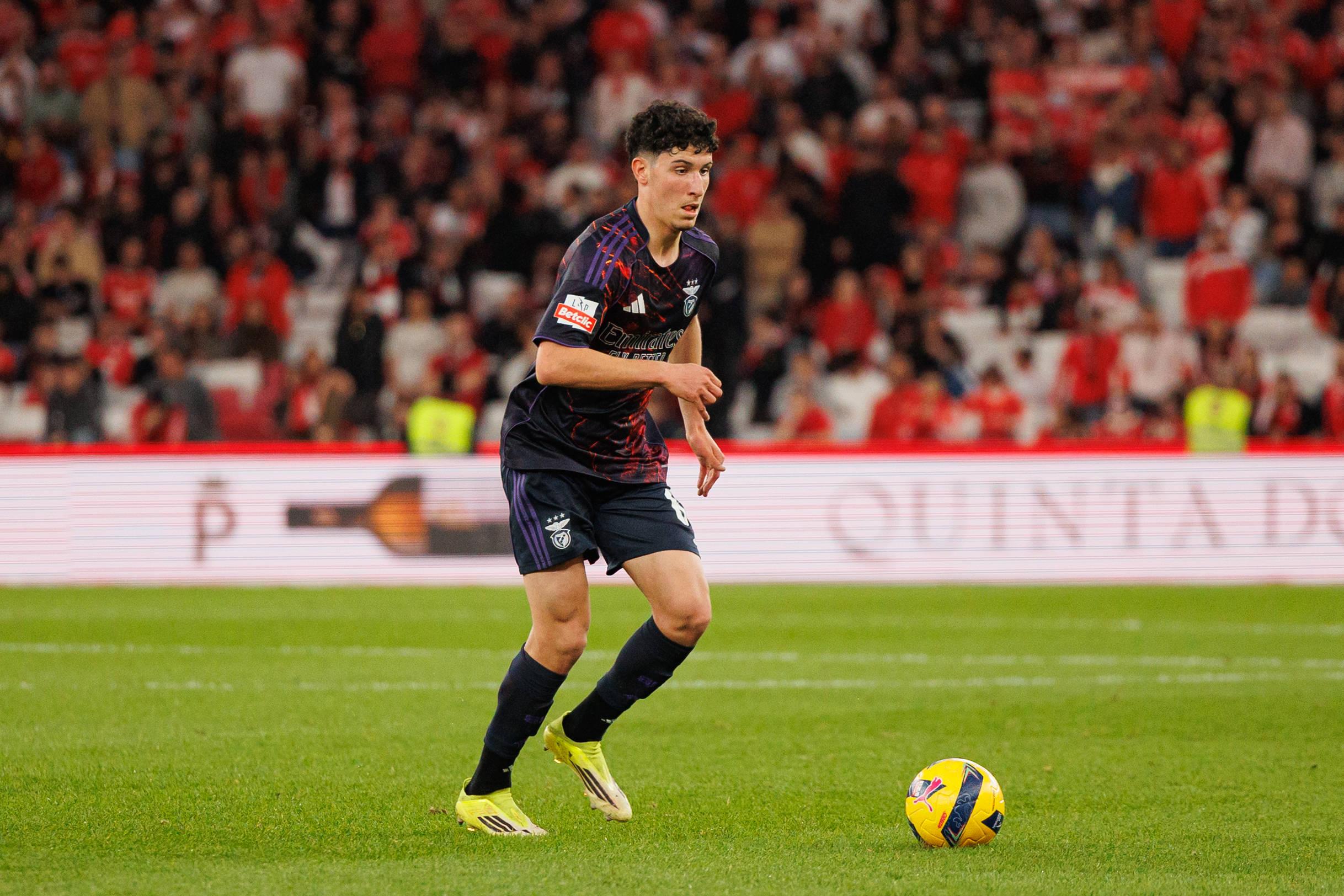 José Neto. Lateral-esquerdo de 18 anos e campeão europeu e mundial de sub-17 por Portugal. Foi lançado por Mourinho na equipa A do Benfica e participou em três jogos. Integra o grupo às ordens de Marco Silva