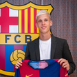 Dani Olmo segura camisola do Barcelona durante apresentação como jogador do clube