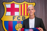 Dani Olmo segura camisola do Barcelona durante apresentação como jogador do clube