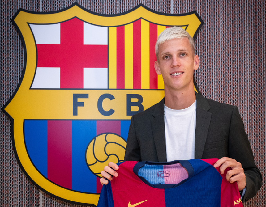 Dani Olmo segura camisola do Barcelona durante apresentação como jogador do clube