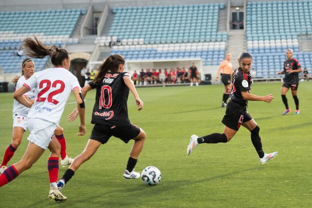Benfica vence Sevilha com reviravolta nos últimos cinco minutos