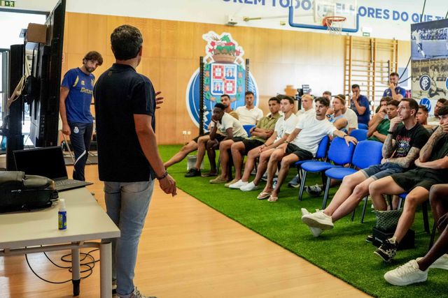 Bertino Miranda orientou uma formação no Centro de Treinos portista (Foto: FC Porto)