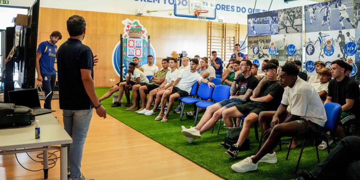 Bertino Miranda orientou uma formação no Centro de Treinos portista (Foto: FC Porto)