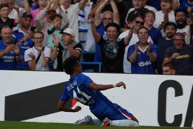 Estêvão estreou-se a marcar e festeja diante dos adeptos do Chelsea