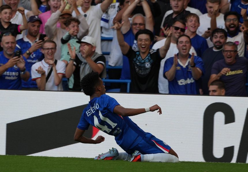 Estêvão estreou-se a marcar e festeja diante dos adeptos do Chelsea