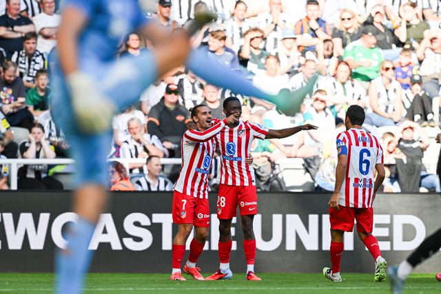 Atlético Madrid vence Newcastle desfalcado
