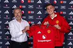 Jason Wilcox, diretor do futebol, com Benjamin Sesko. Foto Manchester United