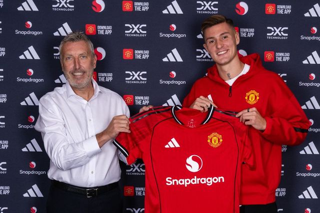Jason Wilcox, diretor do futebol, com Benjamin Sesko. Foto Manchester United
