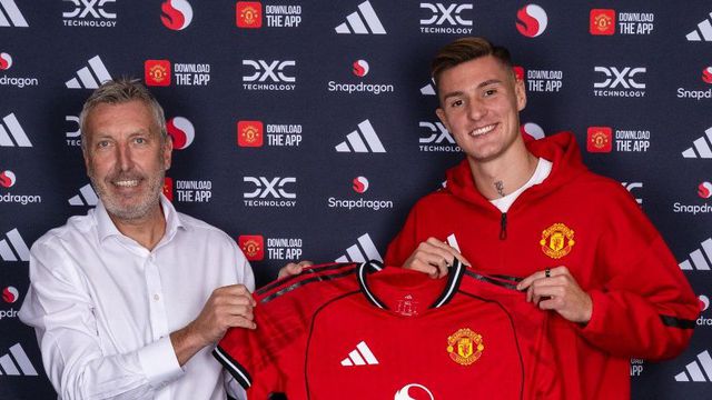 Jason Wilcox, diretor do futebol, com Benjamin Sesko. Foto Manchester United