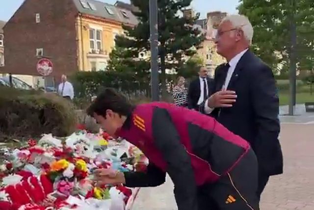 Ranieri e Dybala prestam homenagem a Diogo Jota em Anfield