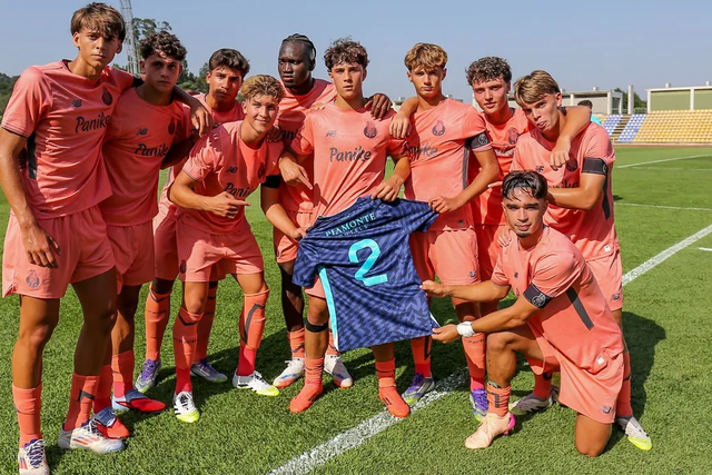 Jovens dragões recordaram  o 'Bicho', que morreu na passada terça-feira (Foto: FC Porto)