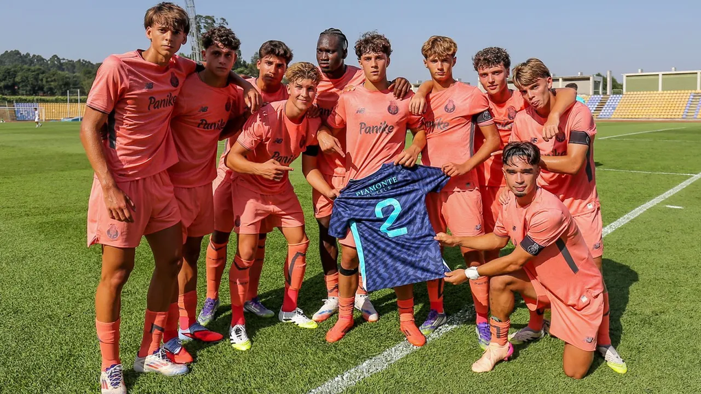 Jovens dragões recordaram  o 'Bicho', que morreu na passada terça-feira (Foto: FC Porto)