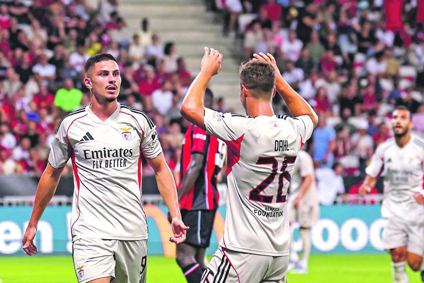 Ivanovic cumprimentado por Dahl depois de marcar ao Nice