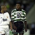 Os defesas Roberto Carlos e César Prates após o jogo de 9 de agosto de 2000 entre Sporting e Real Madrid (Foto: A BOLA)