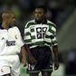 Os defesas Roberto Carlos e César Prates após o jogo de 9 de agosto de 2000 entre Sporting e Real Madrid (Foto: A BOLA)