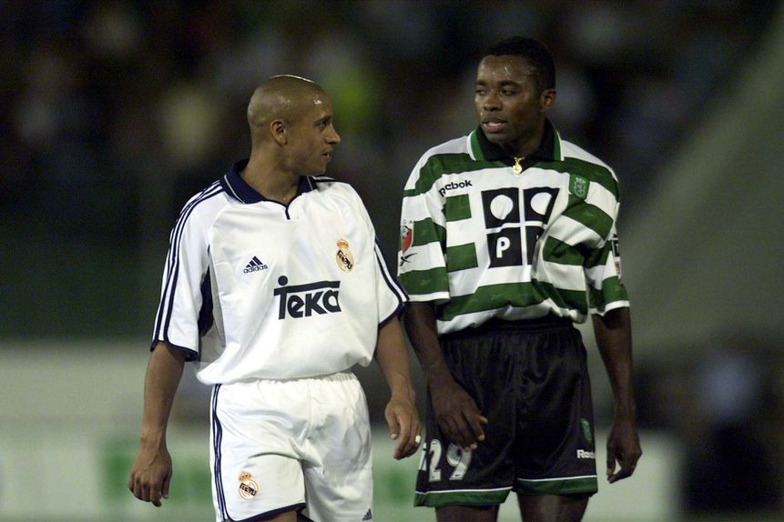 Os defesas Roberto Carlos e César Prates após o jogo de 9 de agosto de 2000 entre Sporting e Real Madrid (Foto: A BOLA)